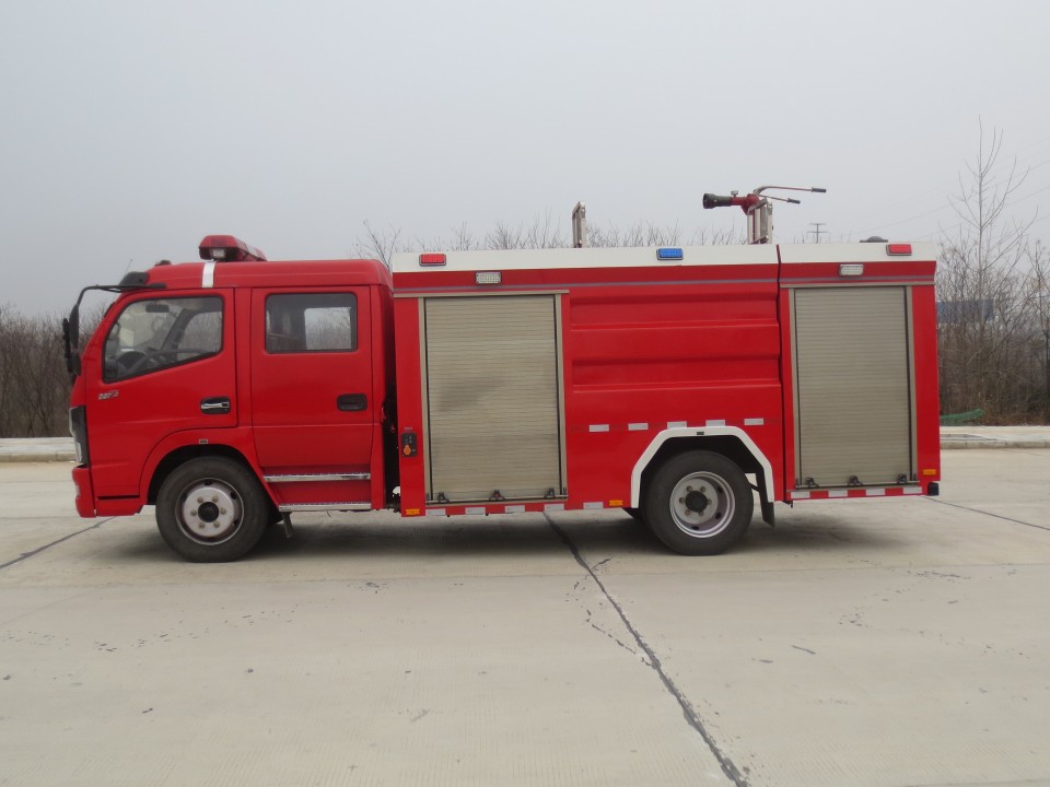 東風(fēng)大卡泡沫消防車(chē)（5噸）圖片
