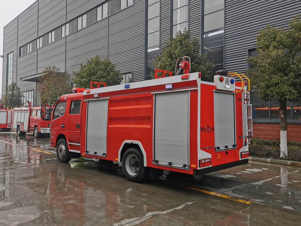 東風(fēng)大卡泡沫消防車(chē)（5噸）圖片